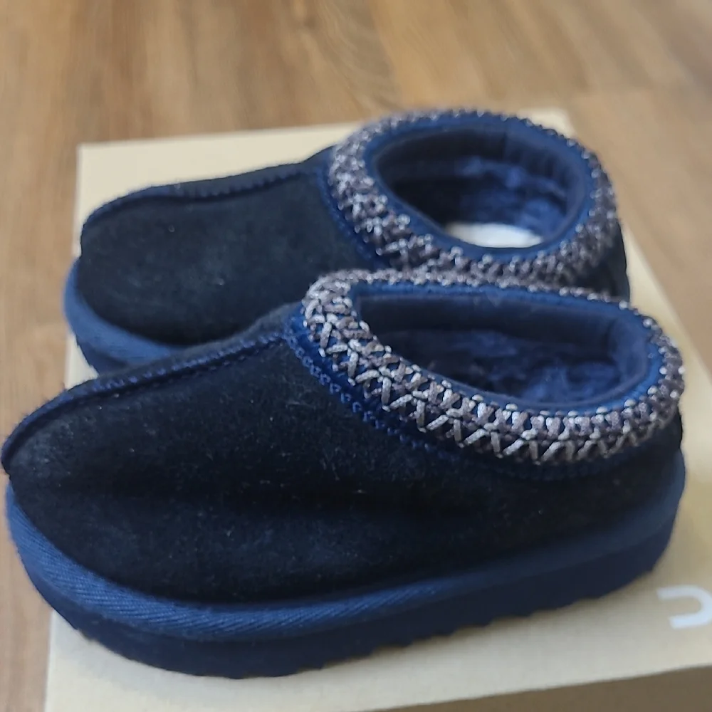 UGG Cozy Blue Kids Shoes perfect for winter zise 6 used‎ good condition.